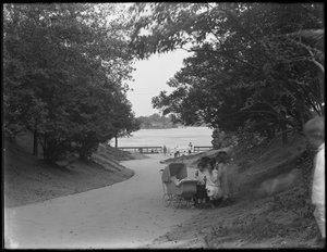 Uitzicht op laan die leidt naar water, 86th Street Park laan naar de East River, New York City, 31 juli 1914 door William Davis Hassler