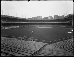Uitzicht op de Polo Grounds vanaf de tribunes naar het veld en de hoofdtribune, New York, 3 juli 1914