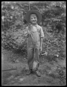 William Gray Hassler met strohoed en overall, met een hengel en mand in het bos, 20 augustus 1911