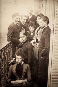 De Familie Claudel, Jessie Lipscomb, Ferdinand de Massary en zijn vader op het balkon van het appartement van 31 boulevard de Port Royal. (Op de voorgrond: Louise (geb. 1866), achter haar, Madame Claudel (geb. Louise Athanaise Brains in 1840) en Camille (1 door William Elborne