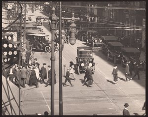 Sixth Street kijkend naar het noorden vanaf Olive Street door William G. Swekosky