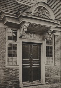 Deur, Burwash, Sussex (zw/w foto) door William Galsworthy Davie