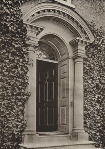 Deur, Steyning, Sussex (zwart-wit foto) door William Galsworthy Davie