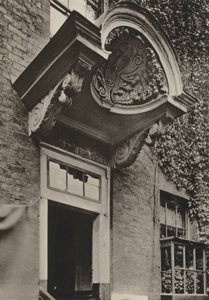 Deur, The Manor House, Bermondsey, Londen (zwart-wit foto) door William Galsworthy Davie