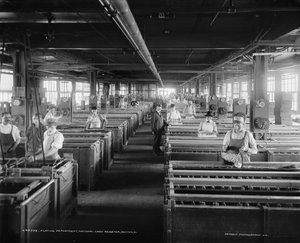 Arbeiders in de Plating-afdeling, National Cash Register Company, Dayton, Ohio, VS, ca. 1902 door William Henry Jackson