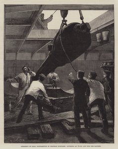 Bewapening van HMS Northampton in Chatham Dockyard, het laten zakken van een 18-tons Kanon in de Batterij