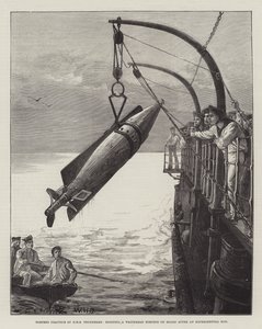 Torpedo-oefening van HMS Thunderer, een Whitehead-torpedo aan boord hijsen na een experimentele run