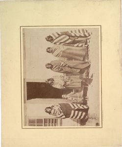 Groep van vijf inheemse Amerikaanse vrouwen met jong meisje en baby, 1871