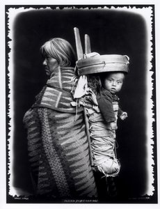 Navaho vrouw met een kind op haar rug, c.1914