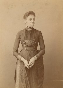 Kabinetkaart van een vrouw, 1885-1892 door William J. Kuebler