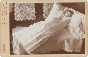 Postmortale baby op bed,1880-1890 (foto)