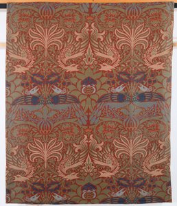 Pauw en draak, handgeweven kepergordijn, Morris & Co., 1878 door William Morris