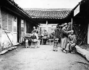 Rondtrekkende kappers bij een landhuis, China, c.1875 door William Saunders