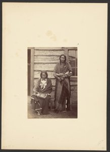 Zonen van het Arapaho-opperhoofd, Little Raven [Kleine Beer en Schild, waarschijnlijk in Kamp Bevoorrading]. door William Stinson Soule