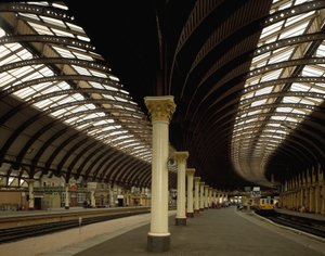 Uitzicht op York Centraal Station ontworpen door architecten William Peachy en Thomas Prosser (19e eeuw) door William and Prosser Thomas Peachy