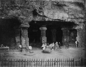 India: picknick bij de ingang van de Elephanta Grotten nabij Bombay, jaren 1870