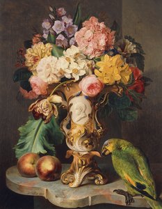 Stilleven met een vaas met diverse bloemen, perziken en een papegaai op een marmeren rand