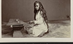 Meisje spelend op een xylofoon