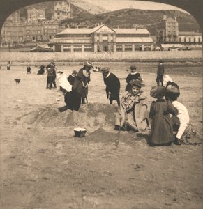 Op het strand van Llandudno, Wales door Works and Sun Sculpture Studios