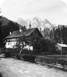 De smederij in Gosau, Salzkammergut, Oostenrijk, ca. jaren 1900