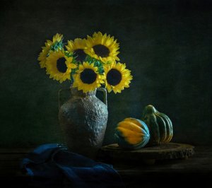 Stemmige zonnebloemen en kalebassen door Yinan F.