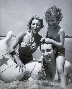 Gelukkige familie aan zee