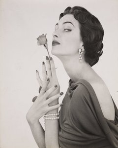 vrouw met roos, ca 1960