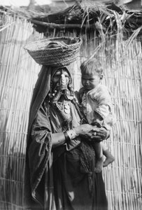 Een Bedoeïenenvrouw die haar Kind draagt, Beersheba, ca.1920