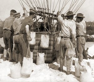 Zandzakken bevestigen aan de mand van een ballon, Fort Myer, VS door Hippolyte Lalaise Devéria