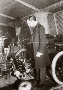 C S Rolls kijkt naar de motor van een auto in zijn garage, ca. 1900 door Ferdinand Georg Waldmuller