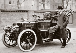 C S Rolls naast een 20 pk Panhard motorwagen door Ferdinand Georg Waldmuller