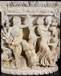 Gesneden zuilkapiteel dat Pan afbeeldt die een steigerende geit plaagt met een tros druiven en een maenade die de maat slaat met een tamboerijn, Italiaans, uit Rome, ca. 180-220 (detail) door Hippolyte Lalaise Devéria