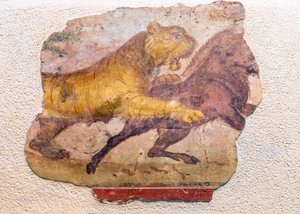 Detail van een Romeinse muurschildering van een leeuw die een paard aanvalt., 2021 door . .