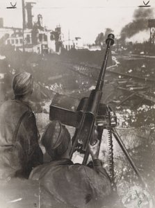 Tweede Wereldoorlog (1939-1945): twee Russische antitankschutters verdedigen een fabriek nabij een spoorlijn tijdens de Slag om Stalingrad (Rusland) in 1942
