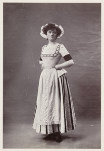 Edwardiaans portret, vrouw in 18e-eeuwse jurk door John Pardon