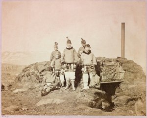 Expeditie naar de Noordpool (1875-1876) van kapitein George Nares (1831-1915): Groep inheemse vrouwen bij Disco door Frederick (attr. to) Barnard
