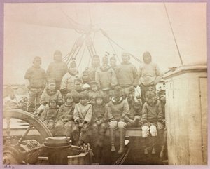 Expeditie naar de Noordpool (1875-1876) van kapitein George Nares (1831-1915): Groep inboorlingen op 