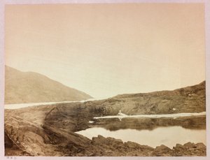 Expeditie naar de Noordpool (1875-1876) van kapitein George Nares (1831-1915): Uitzicht op Kaap Sabine vanaf Port Payer door Frederick (attr. to) Barnard