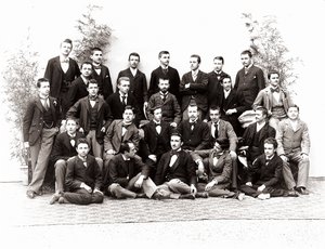 Groepsportret van leerlingen in hun derde jaar van de middelbare school door Henry Charles Fehr