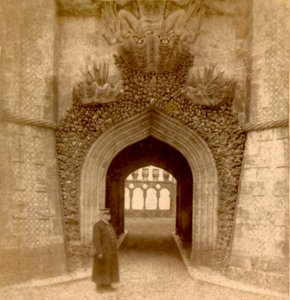 Wachter buiten de ingang van het Paleis van Pena (Palácio da Pena), Sintra, Lissabon, Portugal ca. 1888