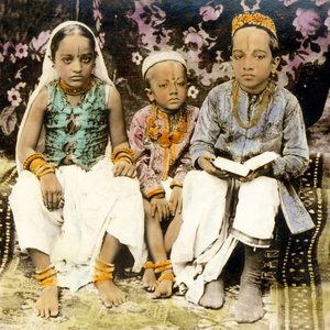 Hindoekinderen van een hoge kaste, Bombay, India 1922 door Frederick (attr. to) Barnard