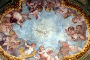 Heilige Geest en engelen. Fresco. Santa Maria delle Vigne basiliek. Genua. Italië.