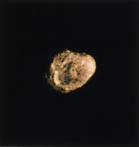 Hyperion, een van de manen van Saturnus, gefotografeerd door Voyager 2