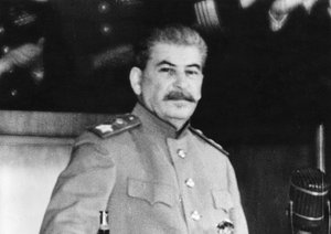 Joseph Stalin tijdens een toespraak waarin hij Japan als agressornatie bestempelt, begin 1945.