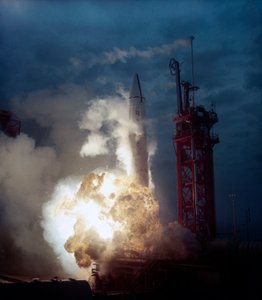 Lanceervoertuigen, VS raket ontploft op lanceerplatform, begin jaren 1960 door Frederick (attr. to) Barnard