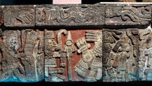 Laag reliëf op een bank in Templo Mayor, Late Post-Klassieke periode, ca. 1500 door Hippolyte Lalaise Devéria