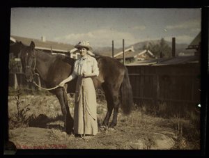 Madaline Bradbury en Chiketa, Santa Barbara, c 1915 door Frederick (attr. to) Barnard