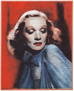 Marlene Dietrich door . .