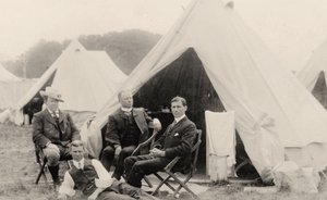 Mannen ontspannen buiten hun tent c.1908 door . .