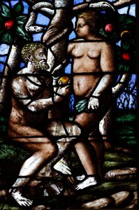 Kathedraal van Milaan. Glas-in-loodraam. Adam en Eva. Tuin van Eden. Italië